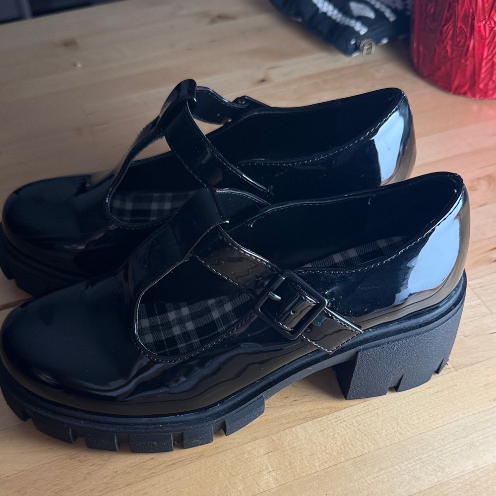 Stylish Black Women's Shoes - Picture 2 of 9